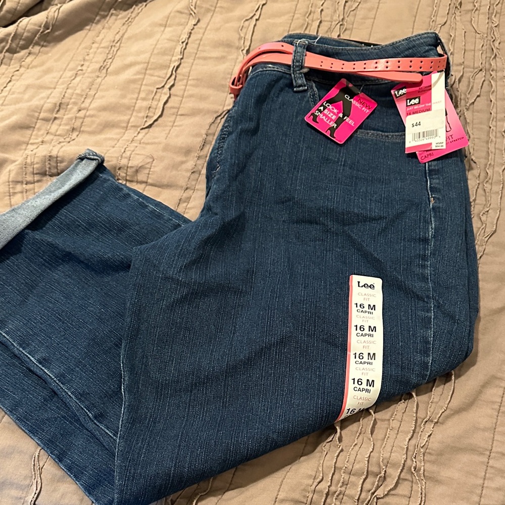 Lee Women's Dark Blue CAPRIS with Pink Belt. 16M.  NWT